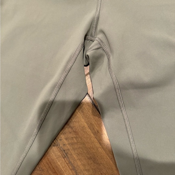 LULULEMON WUNDER UNDER CAPRI - Picture 5 of 5